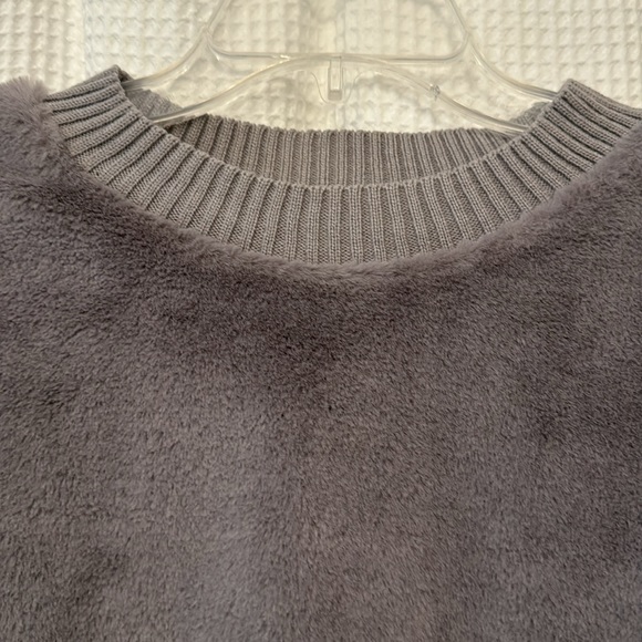Short fluffy gray sweater - Picture 2 of 4
